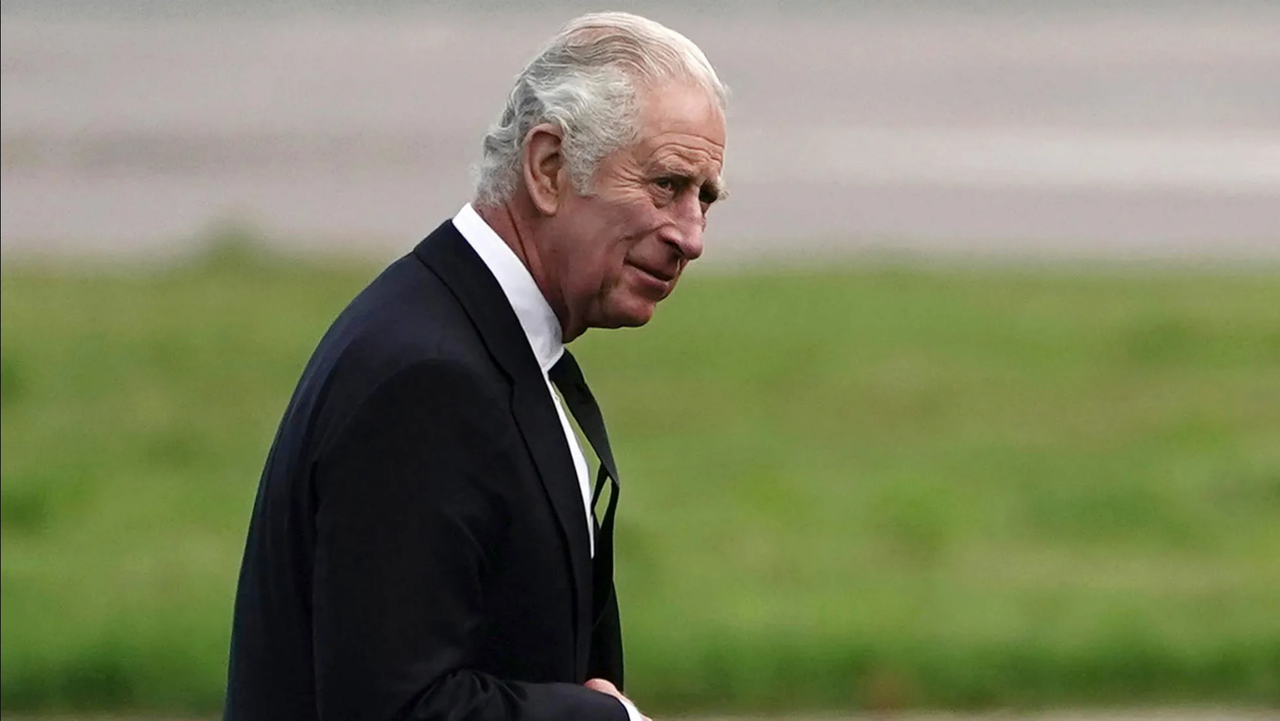 Revelan que el Rey Carlos viaja con un oso de peluche junto a otros secretos