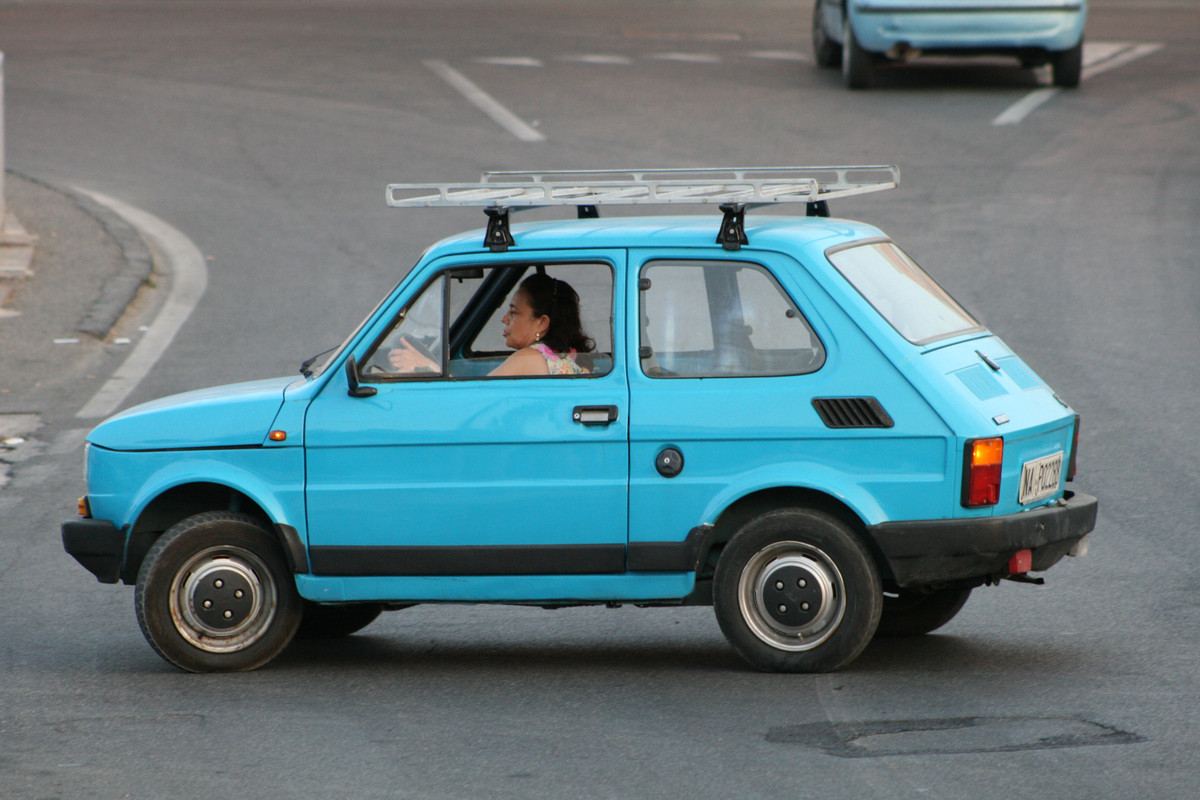 Blue_Fiat_126_in_Italy