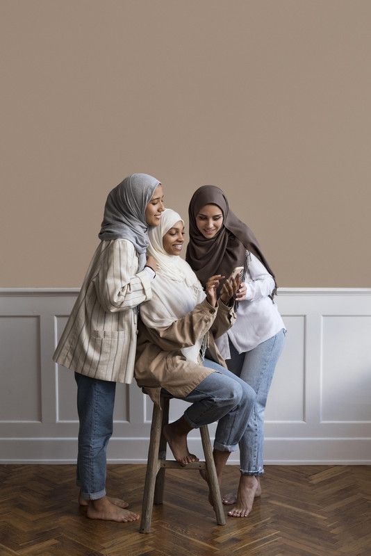 C:\Users\lenovo\Pictures\Saved Pictures\muslim woman\donne-tutto-campo-che-guardano-il-telefono (tagliata 0).jpg
