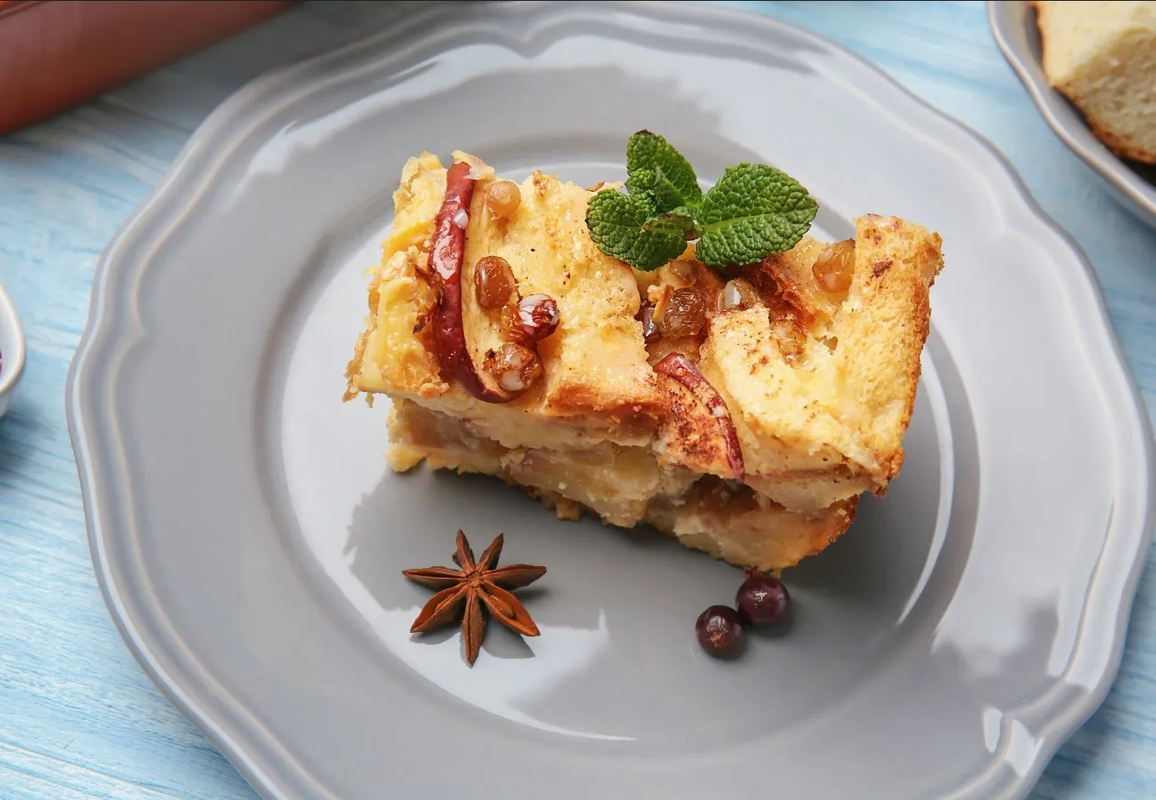 ¿Qué preparar con pan? Haz un delicioso pudín con manzana en minutos