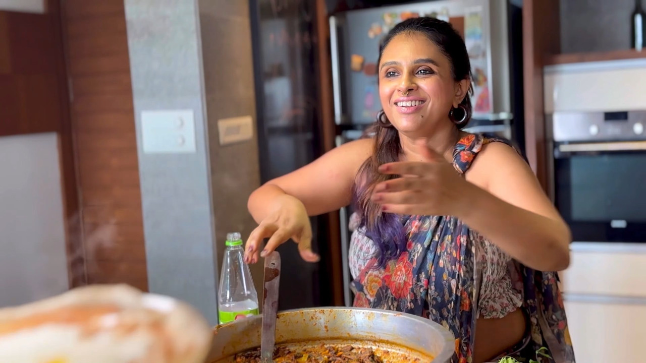 sexy malayali vlogger in hot saree showing tummy and slight boobs mp4 snapshot 00 32 660