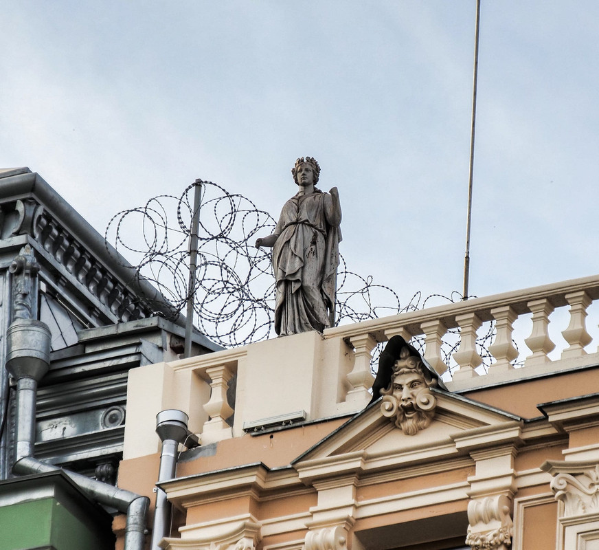 колючая проволока дом руссова