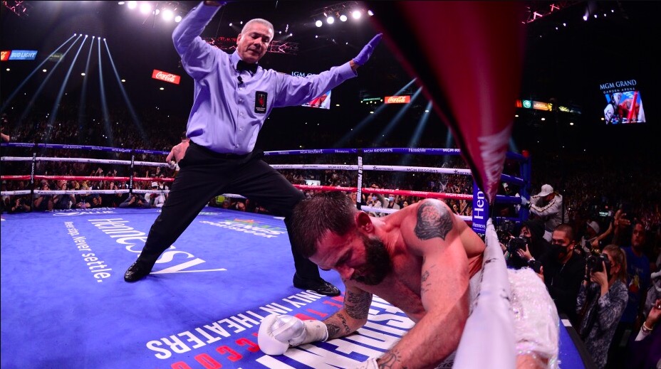 Caleb Plant muestra cómo quedó su rostro tras su derrota ante El Canelo Álvarez