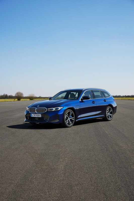 P90462527_highRes_the-new-bmw-330e-tou
