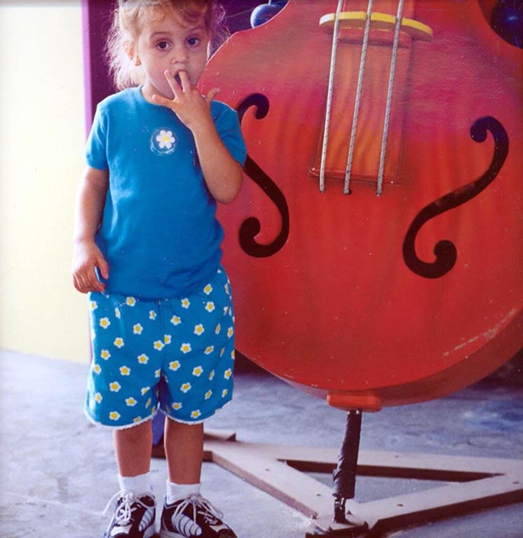 صورة-شخصية-لسمو-الأميرة-إيمان-بنت-عبد-الله-الثاني-في-ديزني-لاند-الأمريكية