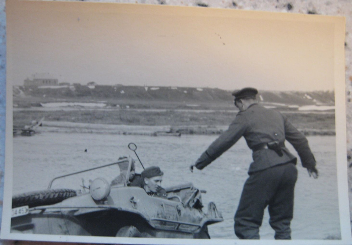 Foto VW Schwimmwagen Soldaten Flussüberquerung