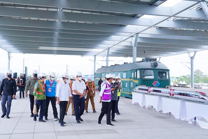 Presiden Republik Indonesia Joko Widodo saat meninjau Stasiun Tegalluar, Kab. Bandung (13/10/2022).