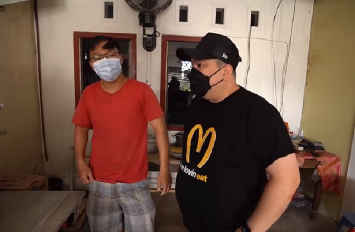 Momen Nex Carlos saat berbincang dengan pemilik Aiku Kaifan yang legendaris.