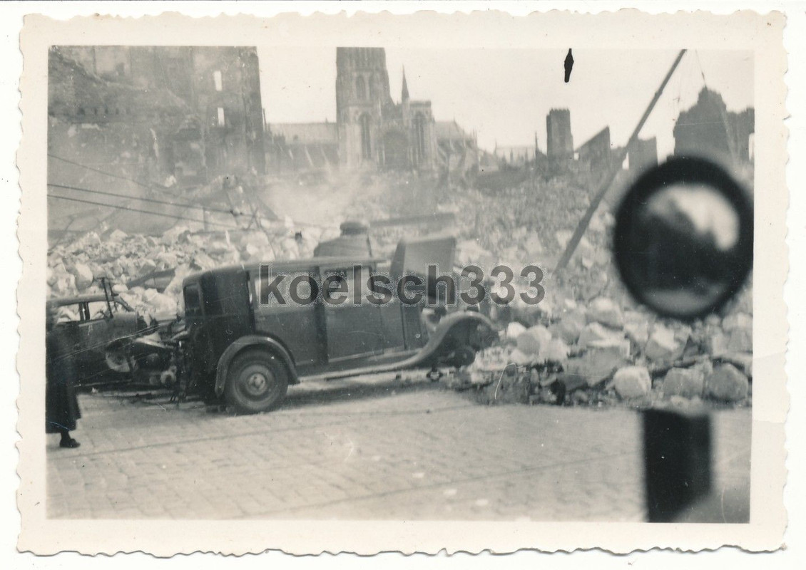 Foto Rouen Häuser Ruinen Kathedrale PKW Wrack vo