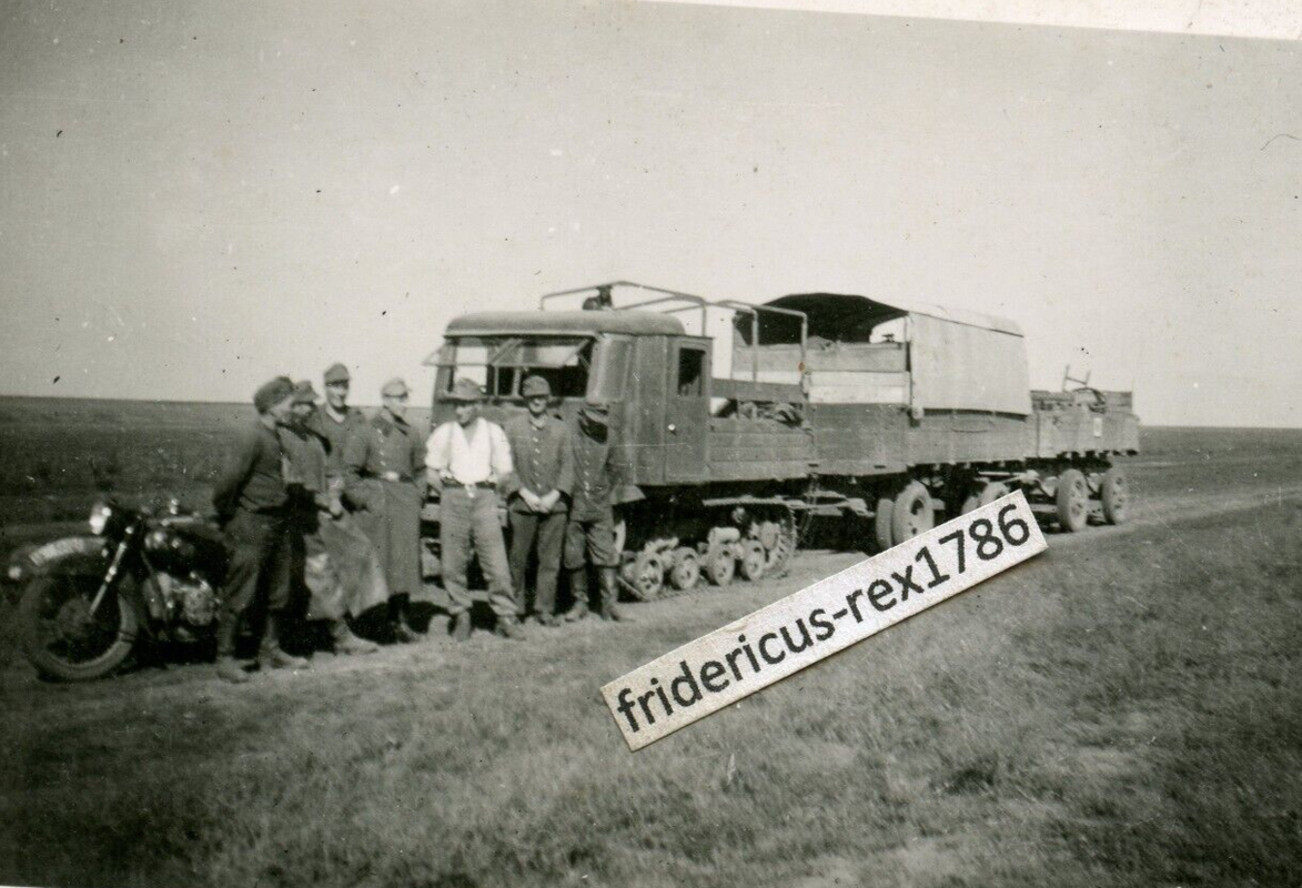 Foto WH im Osten mit russ. Beute Schlepper Raupe und 2 Anhänger Krad