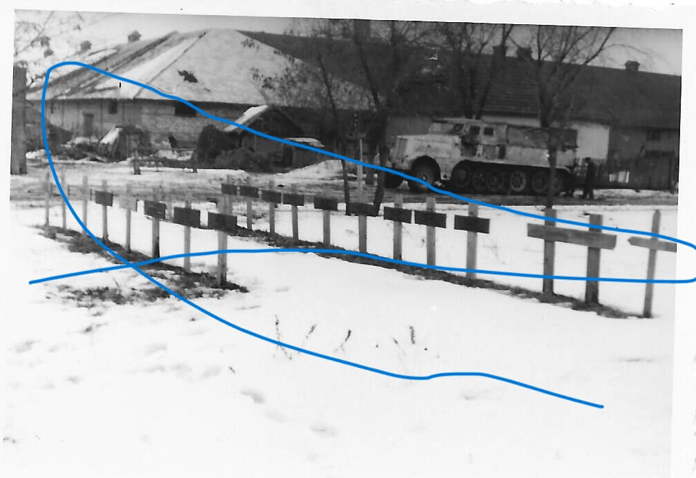 Ostfront Russland Winterkrieg - deutsche Soldatengräber mit KFZ Halbkette