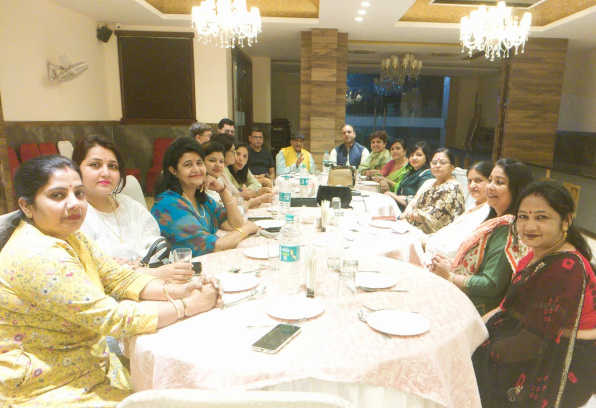 उत्तर प्रदेश उद्योग जिला महिला व्यापार मंडल की बैठक में 13 मार्च से प्रदेश में निकलने वाली व्यापारी स्वाभिमान यात्रा यादगार बनाने के लिये को लेकर रणनीति बनाई गई