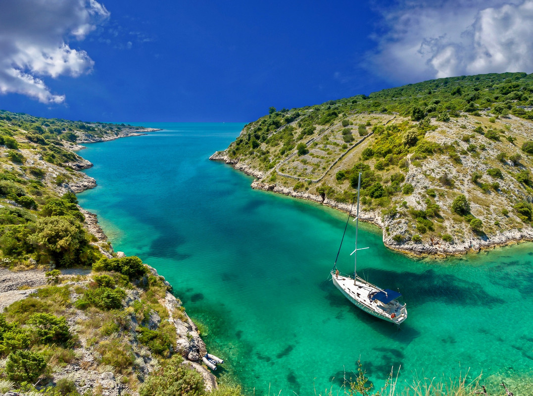 turquoiselagoonsoloboat.jpg