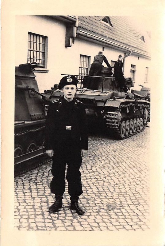 Panzersoldat vor Panzer III Ünung bei Gera