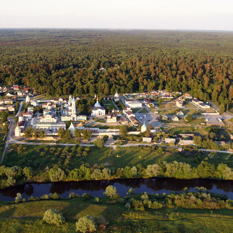 Оптина пустынь с речкой