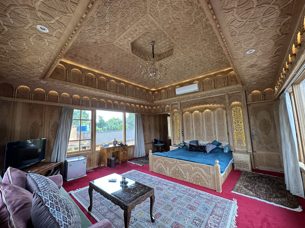 Harmukh Houseboats