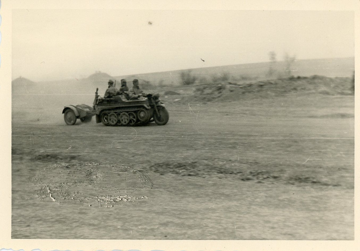 kettenkrad krad mit Anhänger Russland Foto