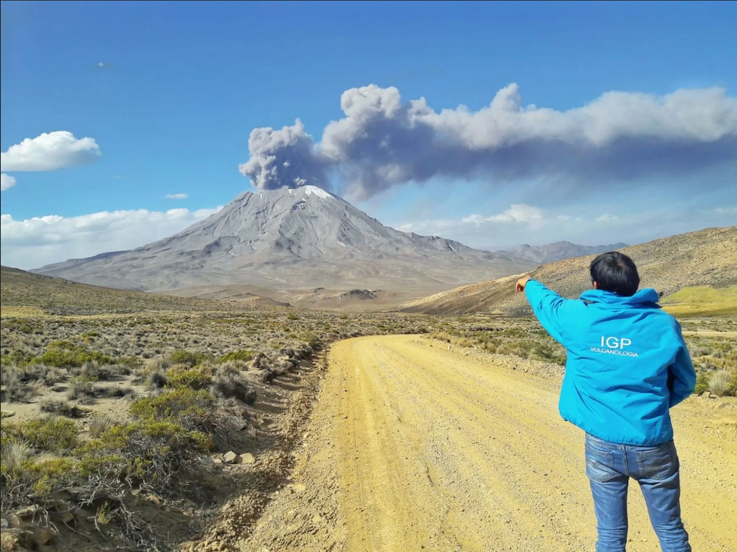 Volcán Ubinas a punto de desencadenar estado de emergencia en Perú