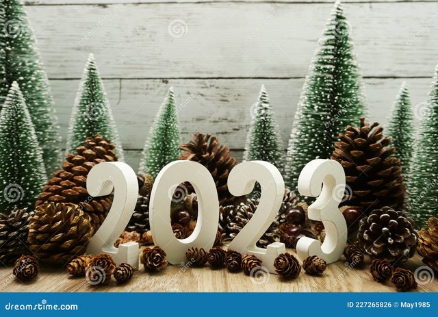 gelukkig-nieuwjaar-decoratie-met-kerstboom-en-dennenkeien-op-houten-achtergrond-nieuw-jaar-versierin.jpg