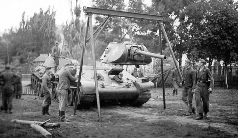 T-34 Variantes allemandes T-34-ont-t-utilis-s-par-la-3e-batterie-Sturmgeschutzabteilung-197-pr-s-de-Poltawa-en-octobre-194