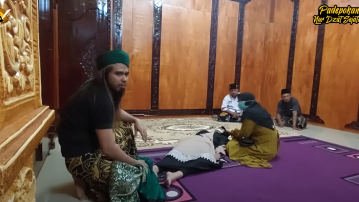 Gus Samsudin saat membuka praktik pengobatan.