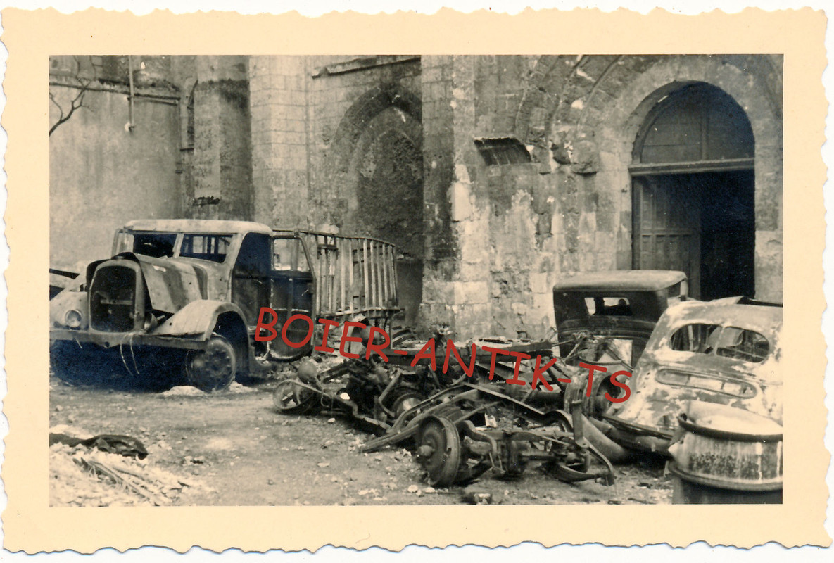 FOTO 2 WK ZERSTÖRTE KFZ VOR KIRCHE FRANCE
