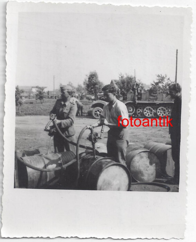 Foto 2 WK, Ostfront, Panzer Halbkette,SdKfz wird mit Benzin Fäss