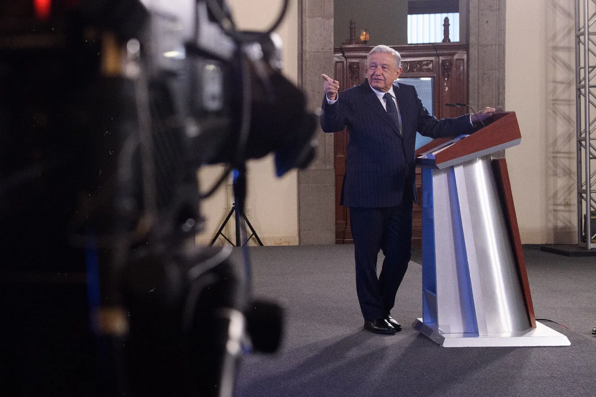 Al INE no le importa garantizar el voto de mexicanos en el extranjero, acusa AMLO