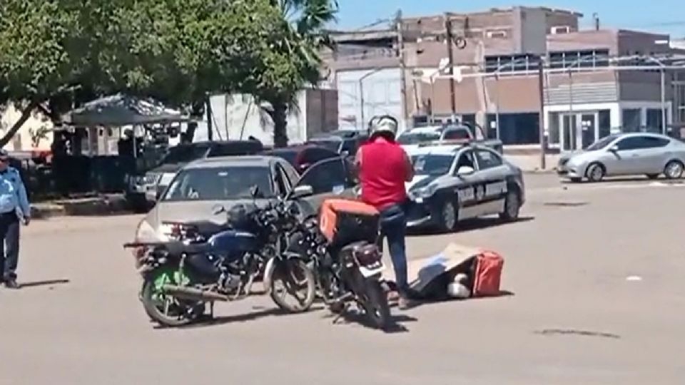 Repartidor de comida es embestido por auto en Ciudad Obregón; quedó tendido por casi media hora