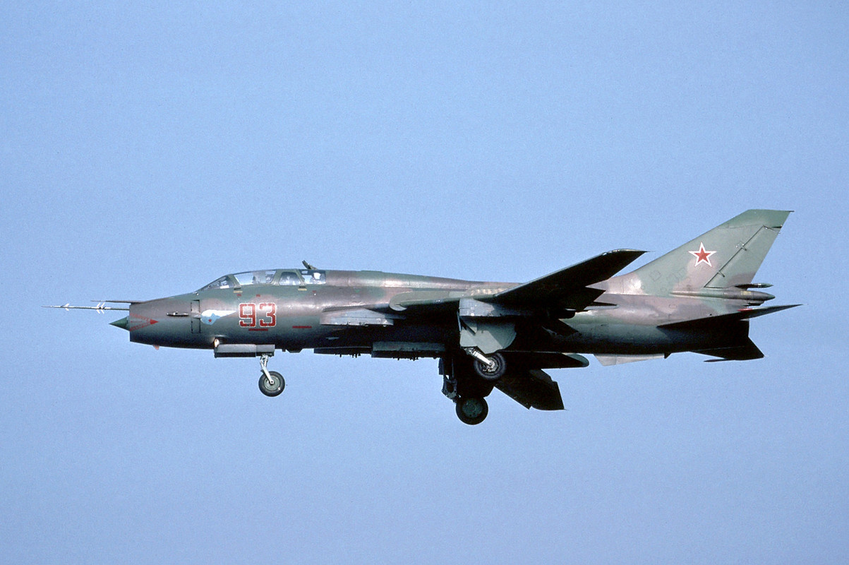 730 APIB Su-17UM3-K 93 Red