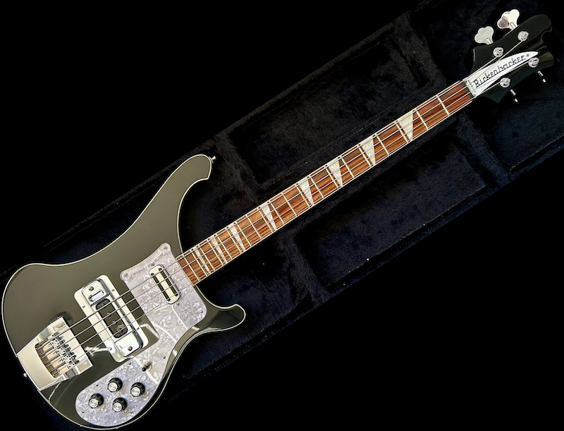 Convençam-me a não comprar um Rickenbacker  Quadro-Negro-6000x4500-co-pia-3