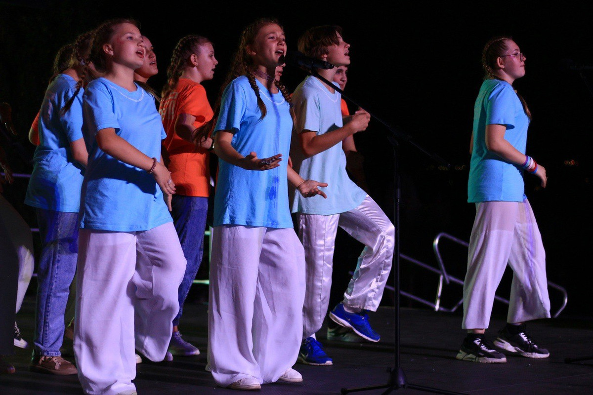 Надпись зажги свою звезду. Ёлки в "цдо". Сценические таланты. Конкурс зажигай. Зажгли талантами.