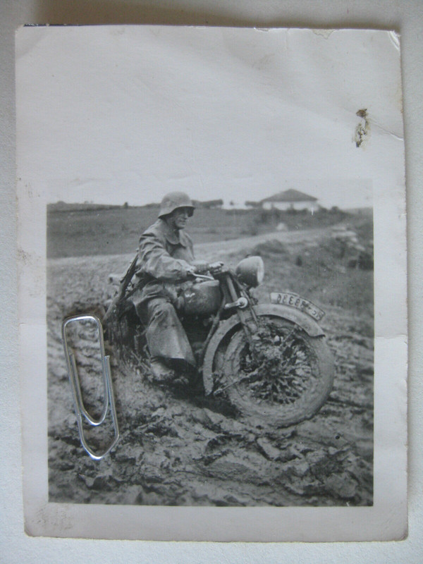 Foto Wehrmacht Kradmelder mit Krad Motorrad im Schlamm Ostfront Rumänien 1941