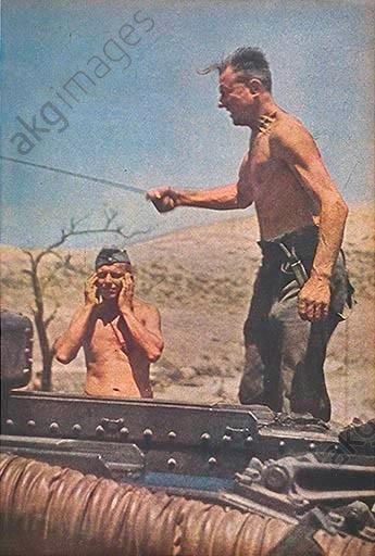 Dt. Artilleristen laden Geschütz, 1942.3