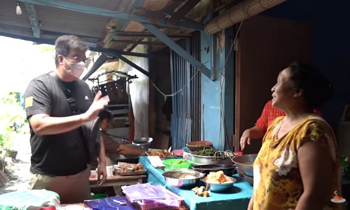 Pemilik akun Youtube Anak Kuliner saat berbincang dengan Ibu Leo, selaku pemilik.