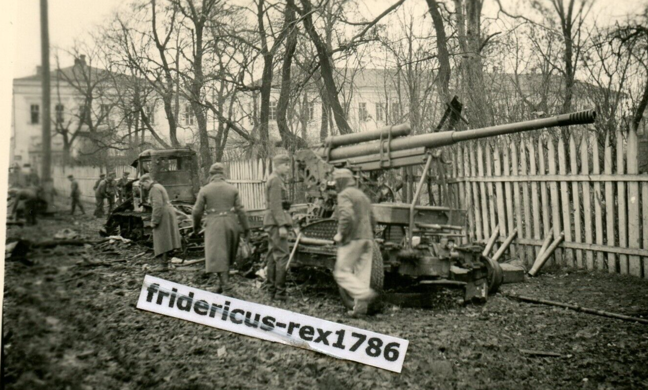 Foto WH im Osten vorbei an zerstörter russ. Flak Kanone
