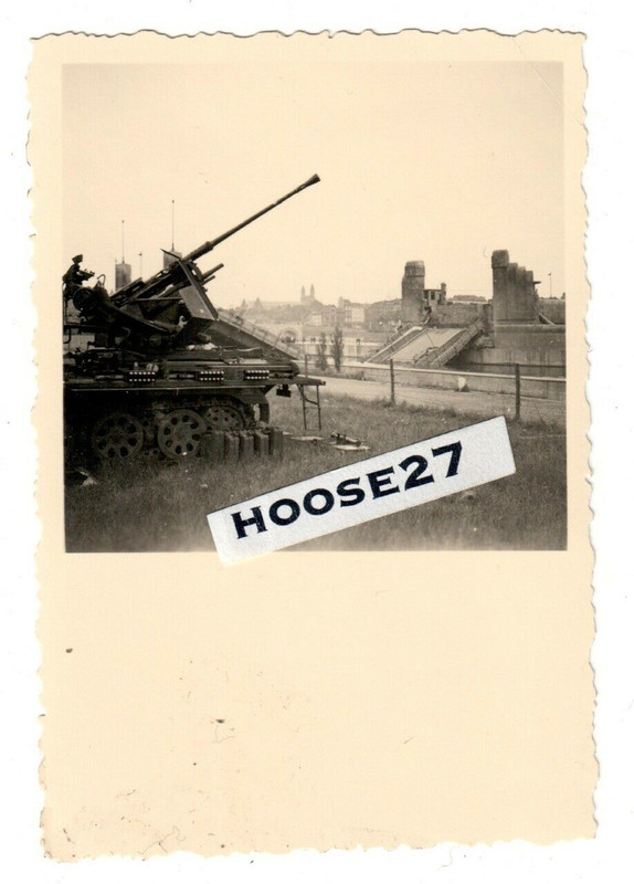 Foto WH Flak auf Halbkette zerstörte Brücke Stadt Benelux 1940
