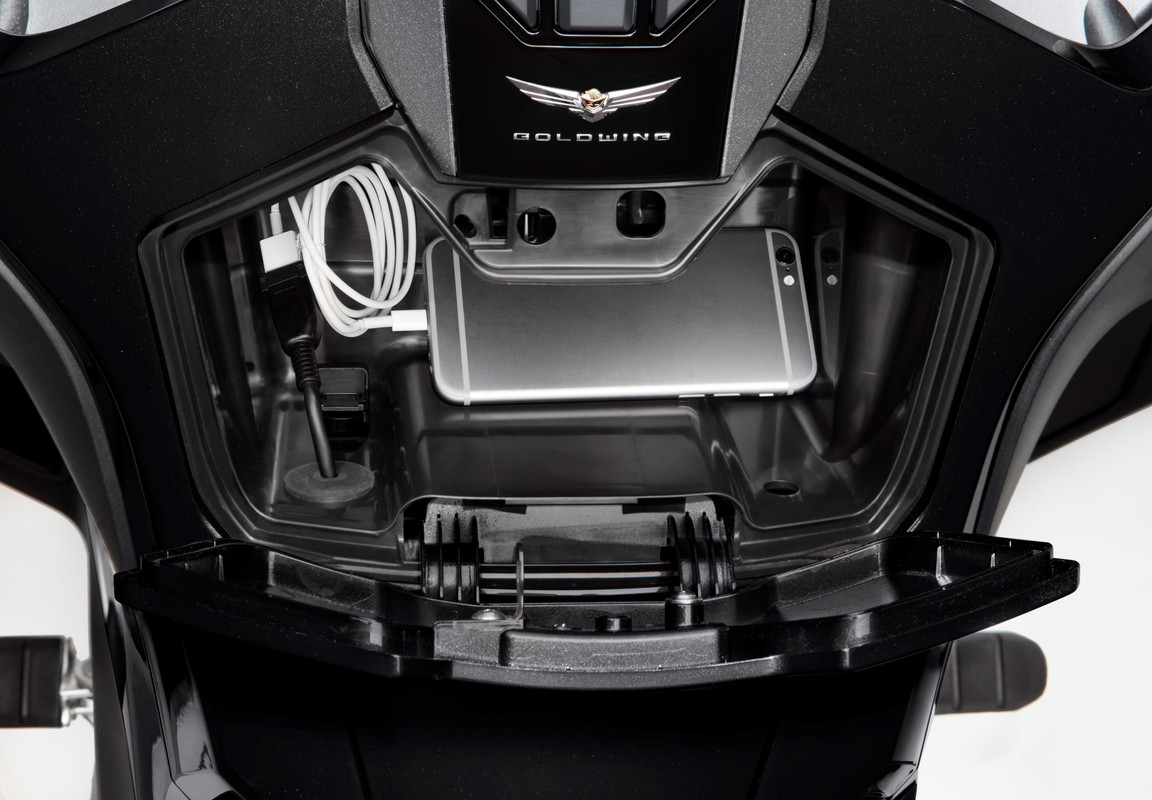 413941_23YM_HONDA_GOLD_WING_TOUR