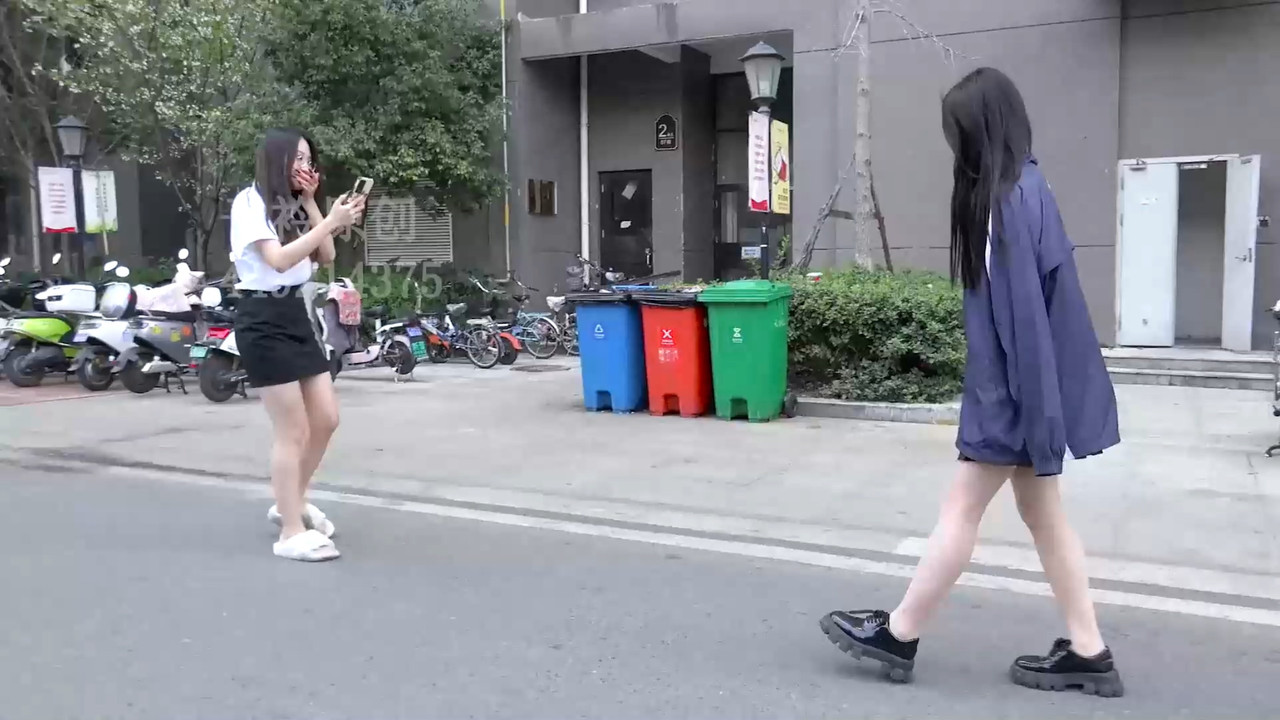 子衿原创 妍如菲菲带手铐出小区逛便利店.mp4_20230318_085155.734
