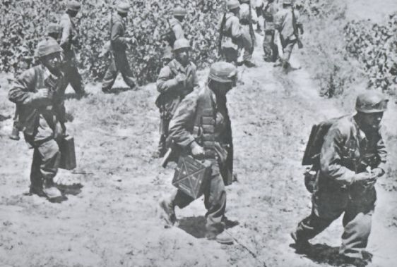 Tropas Fallschirmjägers durante su avance en Creta. Mayo de 1941 Tropas Fallschirmjägers durante su avance en Creta. Mayo de 1941