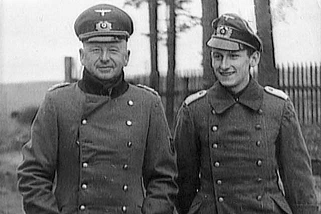 Erich von Manstein con su hijo el teniente Gero Erich Sylvester von Manstein Erich von Manstein con su hijo el teniente Gero Erich Sylvester von Manstein