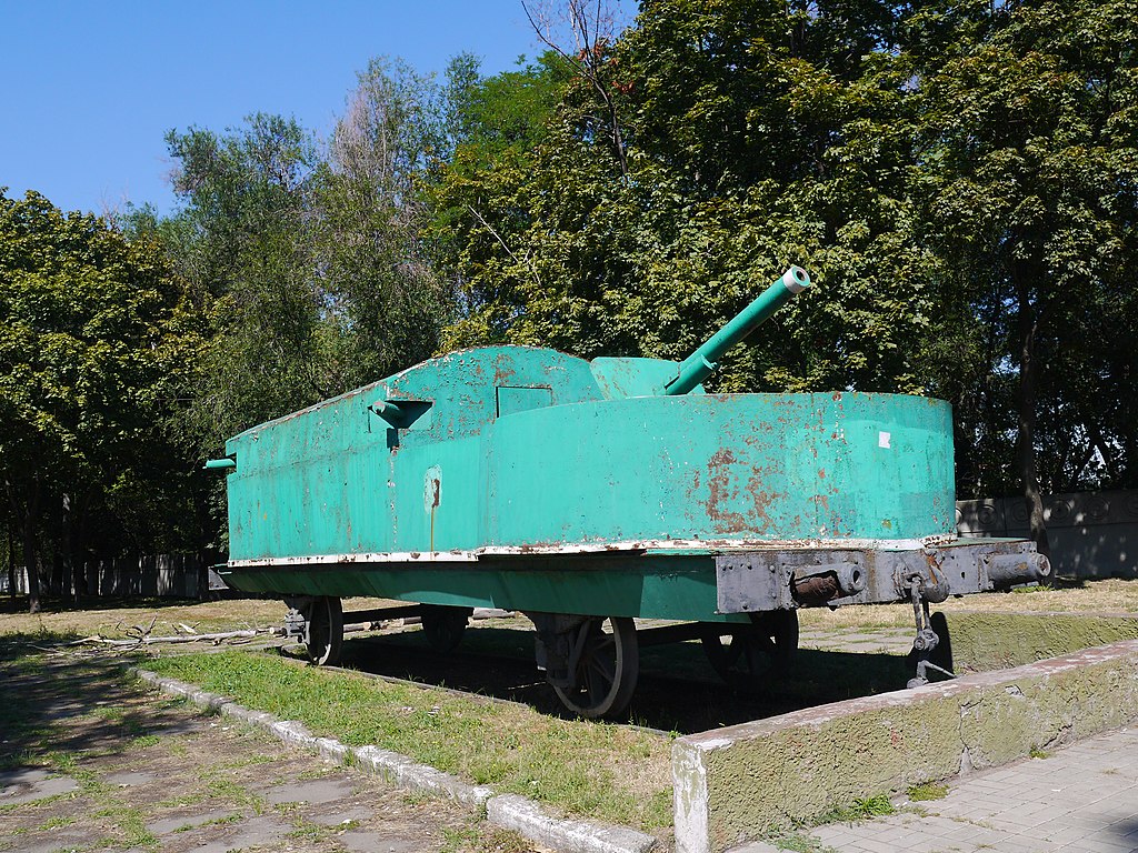 Train blinde - Page 17 Armored-train-built-by-workers-of-the-Bryansk-plant-in-1918-ukraine