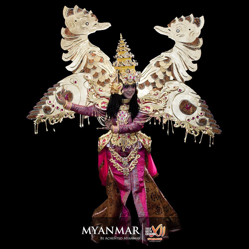 Kostum delegasi negara Myanmar di Solo Batik Carnival 2019.