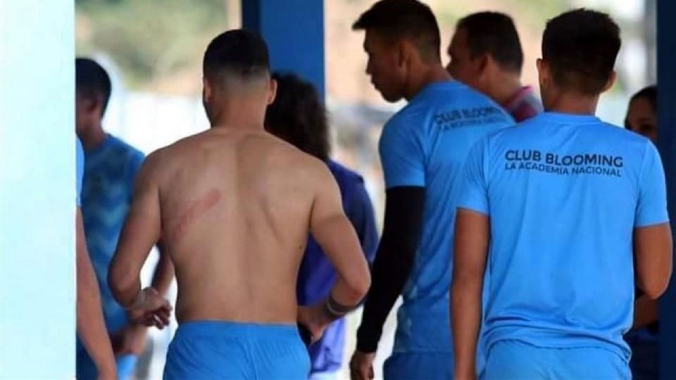 Lamentable: A cintarazos atacan fanáticos a futbolista uruguayo tras partido en Bolivia