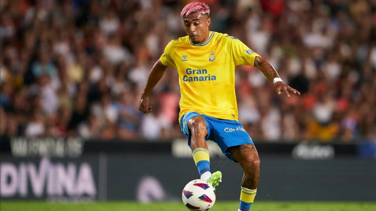 Julián Araujo se estrena en Europa con un golazo al nivel de CR7