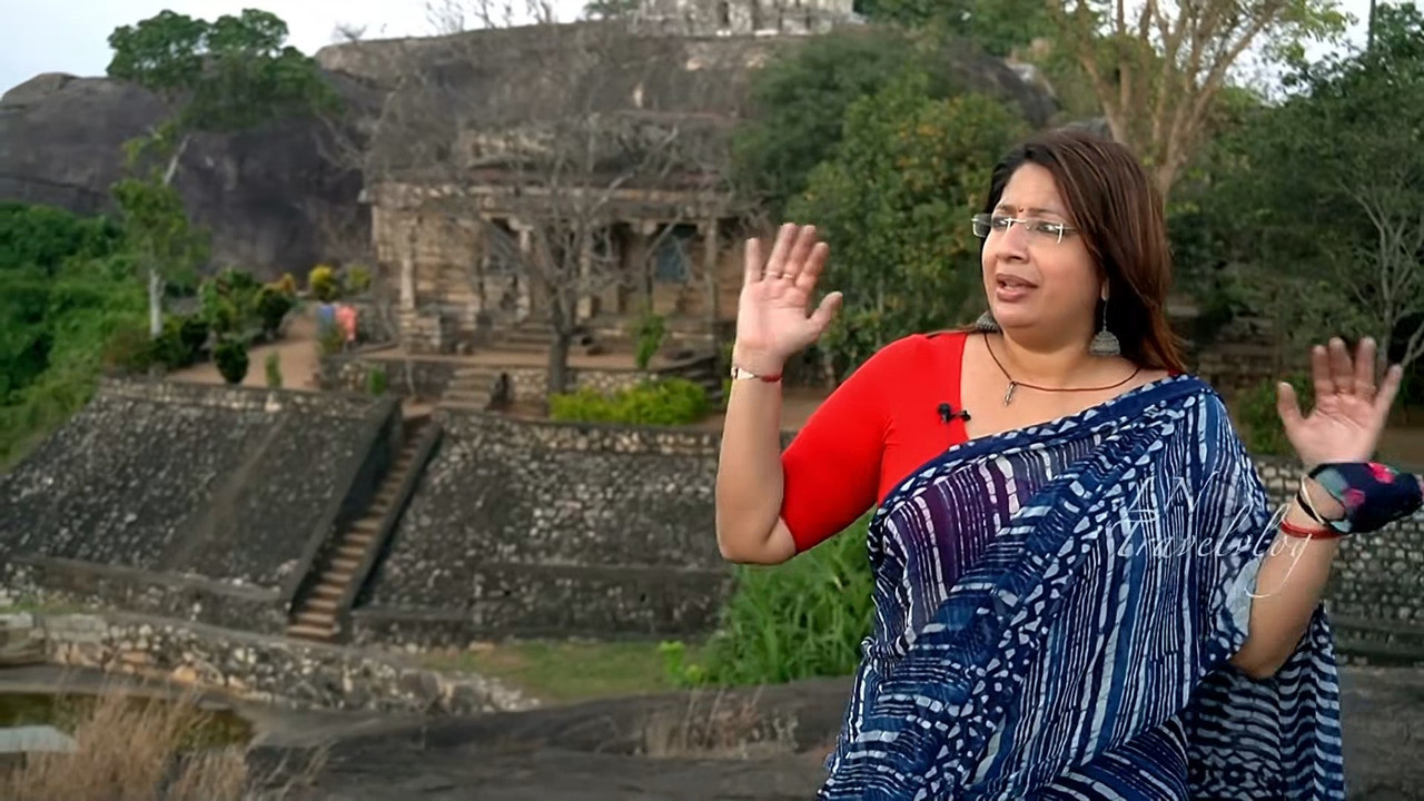 Lekshmi Nair Navel Slips,Huge Boobs and Ass.mkv_snapshot_01.36.258