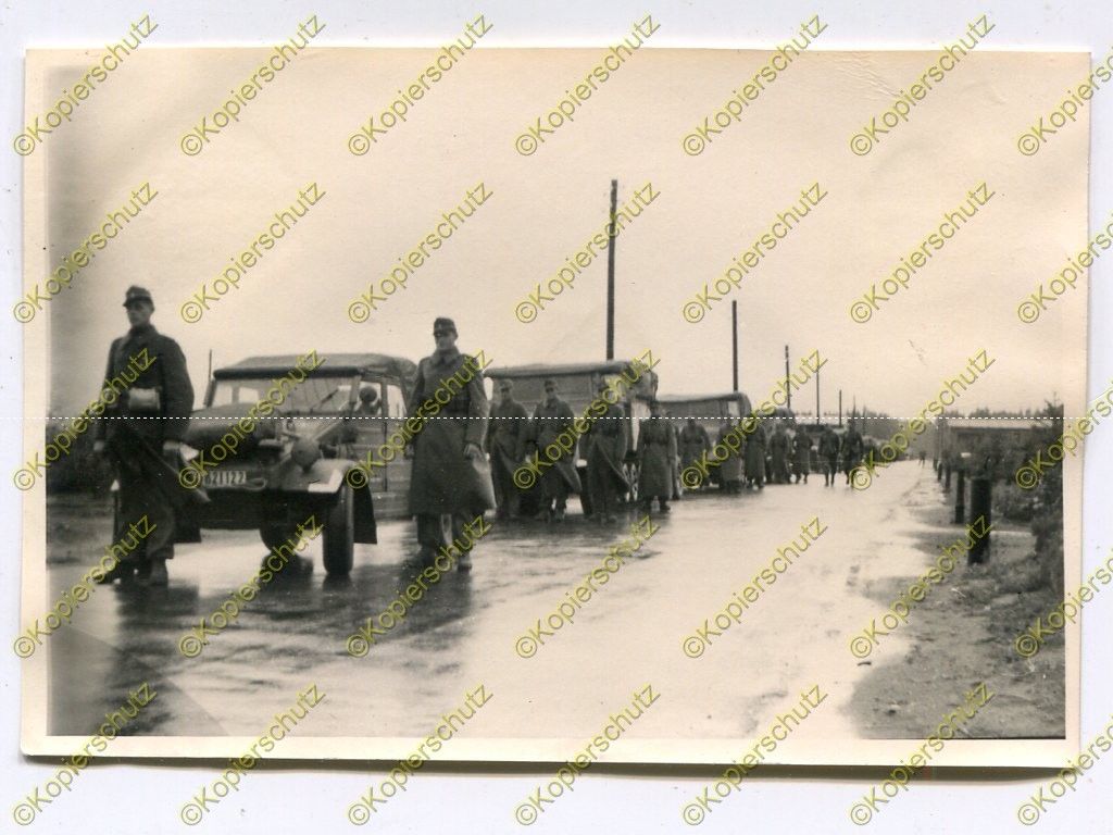 Foto, Wehrmacht, VW Typ 82 Kübelwagen, kurzer Appell auf dem Vor