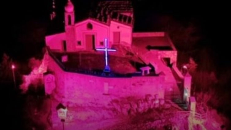 La chiesa di Santa Croce al Monte Calvario di Cusano Mutri illuminata di rosa (www.ilsannioquotidiano.it)
