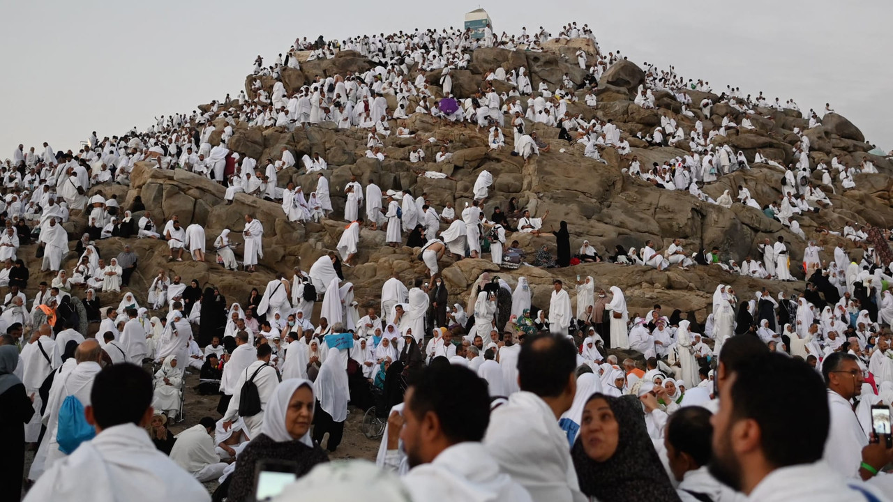 دموع الطاعة وعناق السماء.. الملايين في رحاب عرفات ونفحات "النفير" ترسم لوحة الخلود
