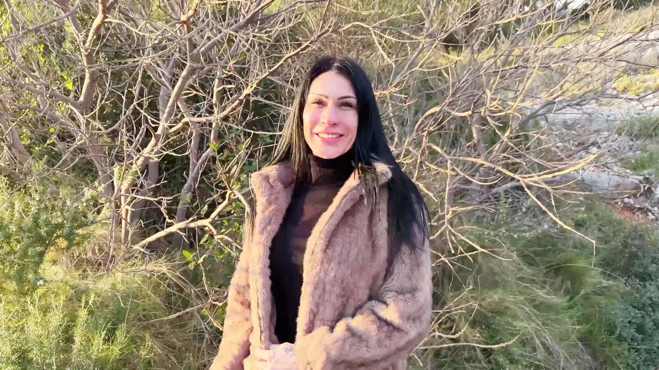 JacquieEtMichelTV 26 02 22 Ludivine 40 years old is excited by the unknown!